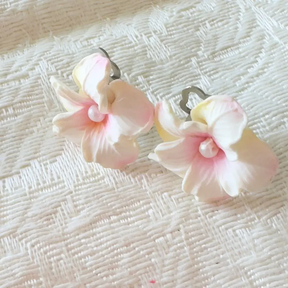 Vintage 1960’s Flower Earrings Hawaiian Tiki Pink Clip Ons with Pearl Center